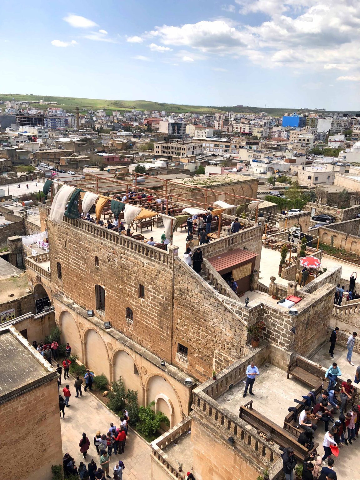 Bi_Gun_Yine_Yoldayiz_Mardin_Midyat_Konuk_Evi_1